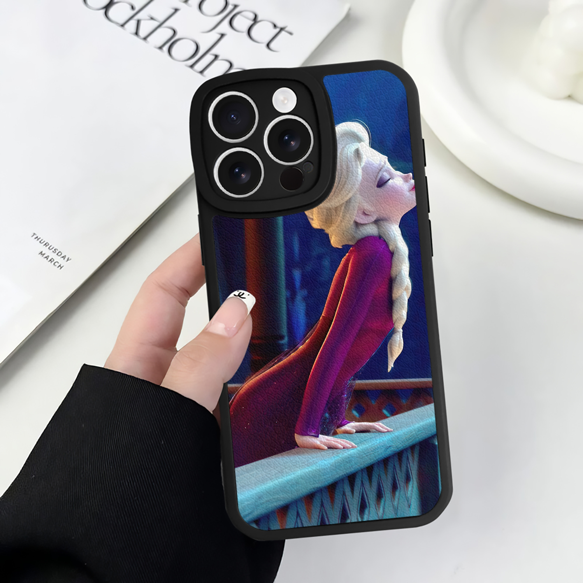 （画像用） アナと雪の女王 アンナ エルサ Frozen Anna Elsa 【iPhone 16シリーズ対応】シリコンスマホケース（レザー調） 材質：シリコン